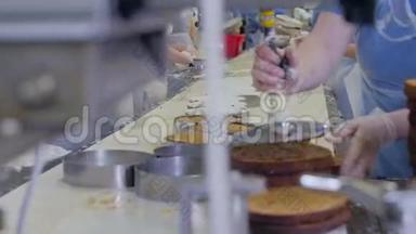 自动化蛋糕生产机.. <strong>糕点</strong>生产设备的<strong>糕点师</strong>，蛋糕生产线。